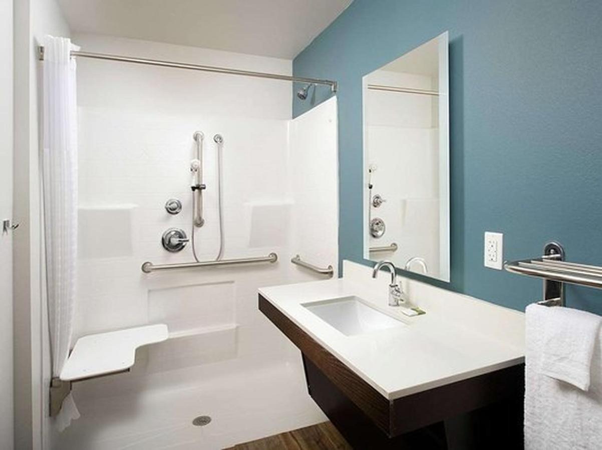 Queen Room Roll Shower Disability Access or Non-Smoking