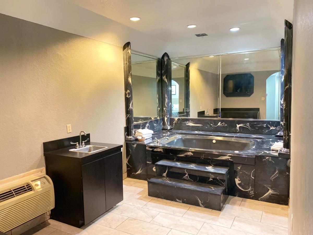 King Suite Spa Bath