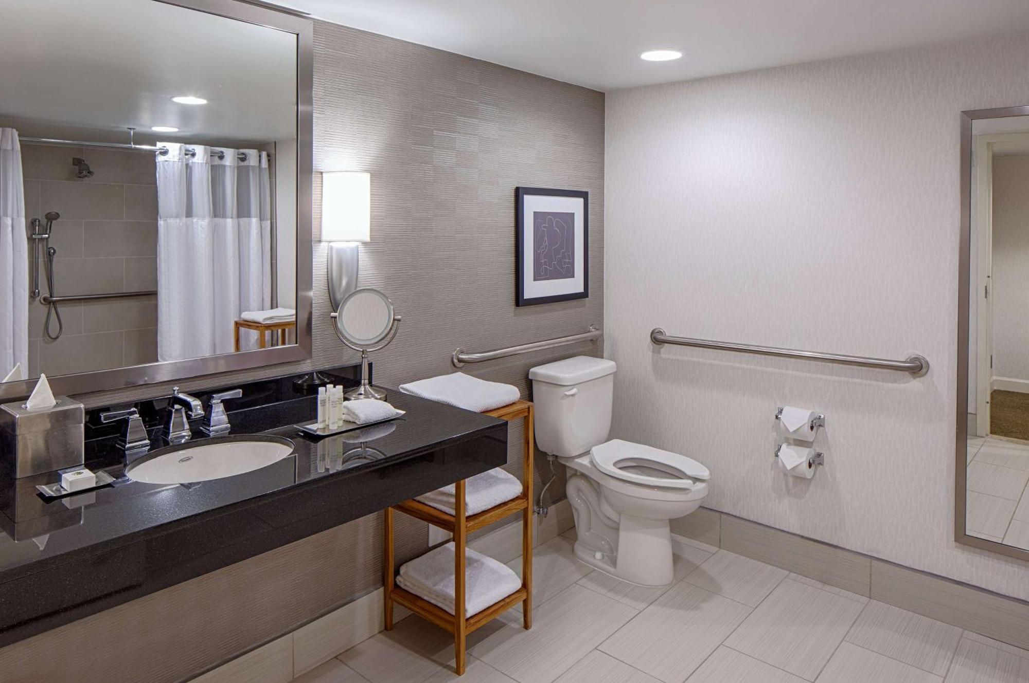 Queen Room with Two Queen Beds and Bath Tub - Mobility Accessible/Non-Smoking,1275600421:JPEG