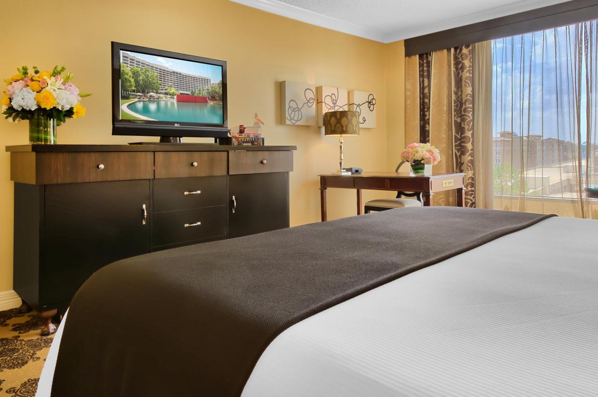 Premier Signature Pool view 1 King Bed