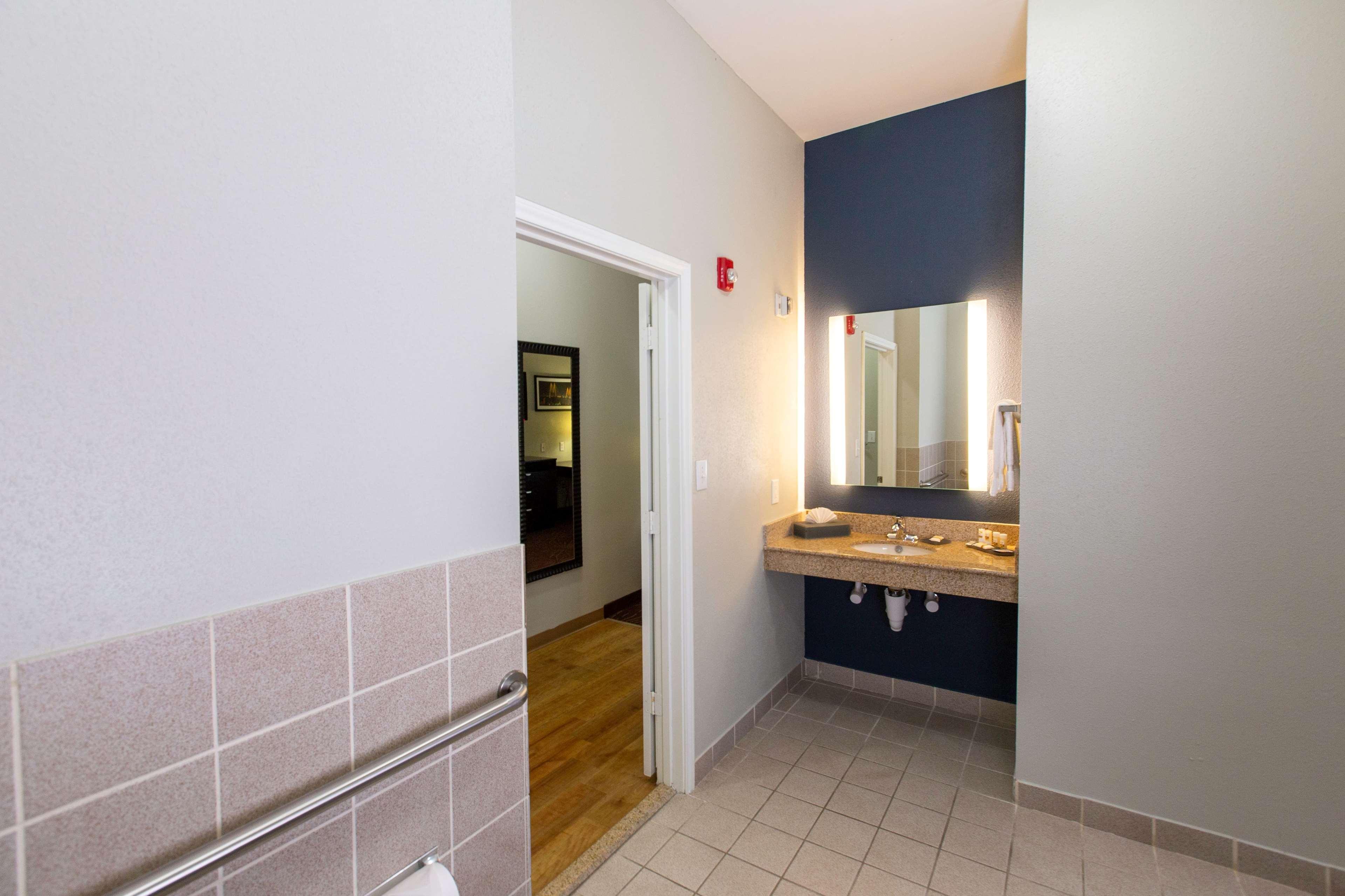One-Bedroom King Suite Roll Shower Mobility or Hearing Accessible Non-Smoking