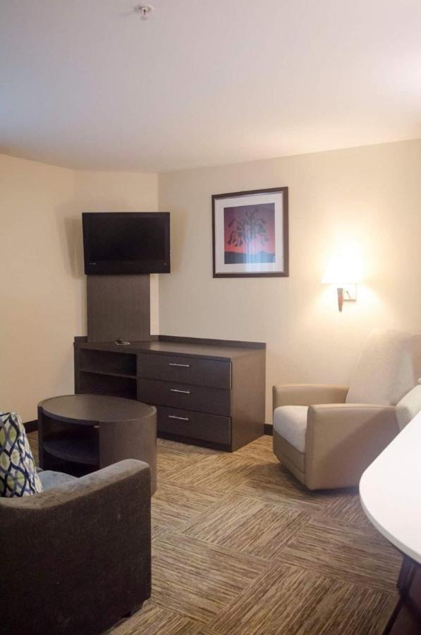 Queen Suite Roll Shower Disability Access or Non-Smoking