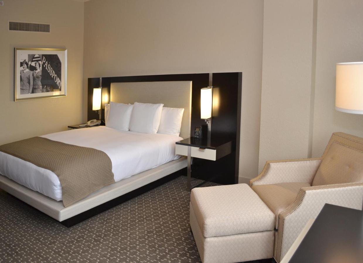 King Room Accessible Tub Mobility Access or Non-Smoking