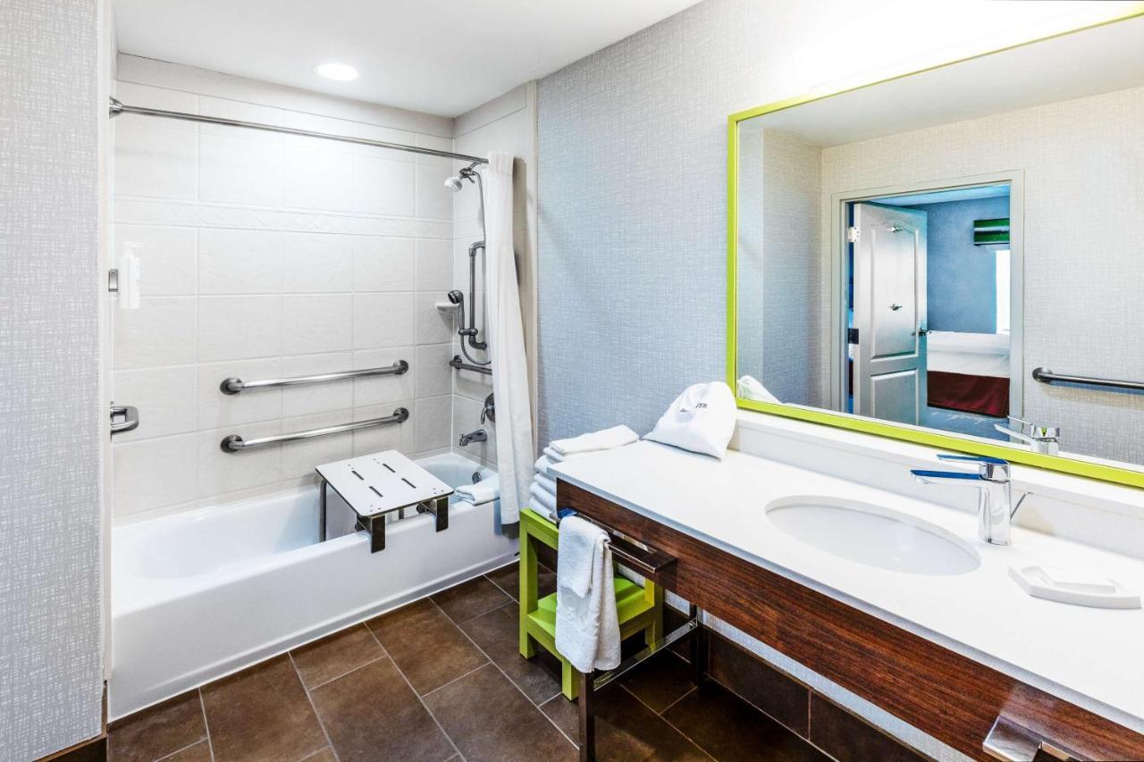 Queen Room Two Queen Beds Mobility Hearing Access or Non-Smoking