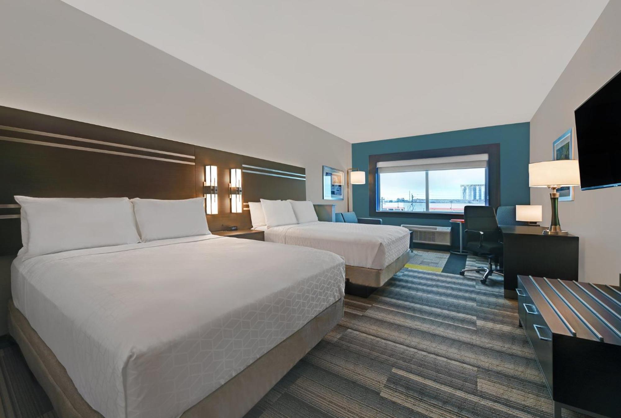 Queen Suite Two Queen Beds