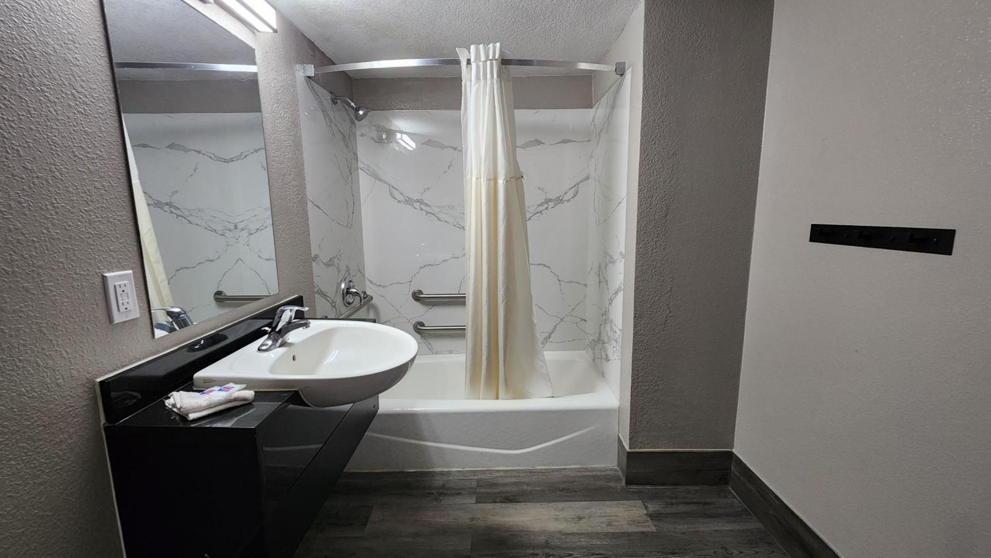 1 King Bed | Mobil Access Tub Nsmk Kitchen