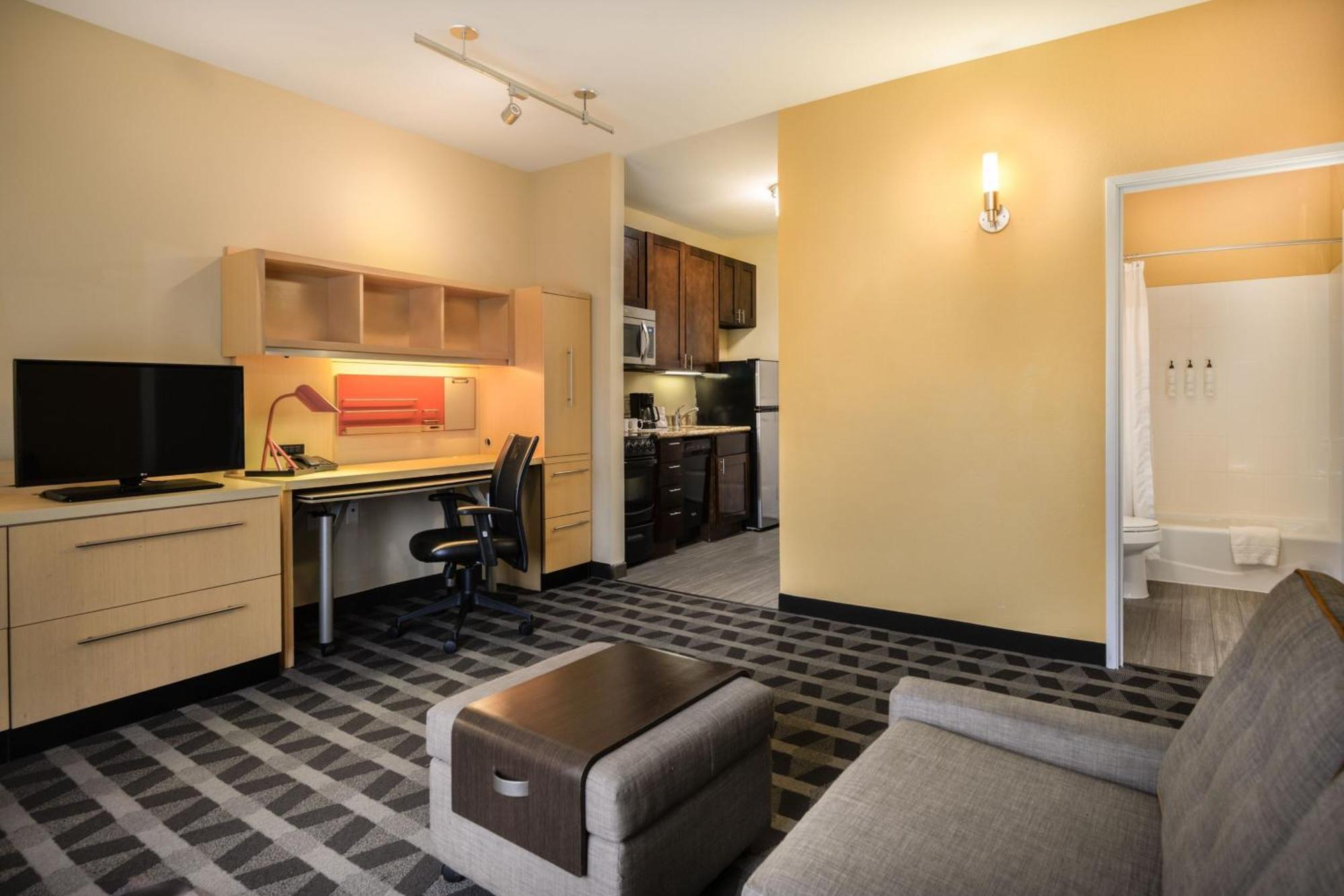 1 Bedroom Suite 1 Queen Sofa bed