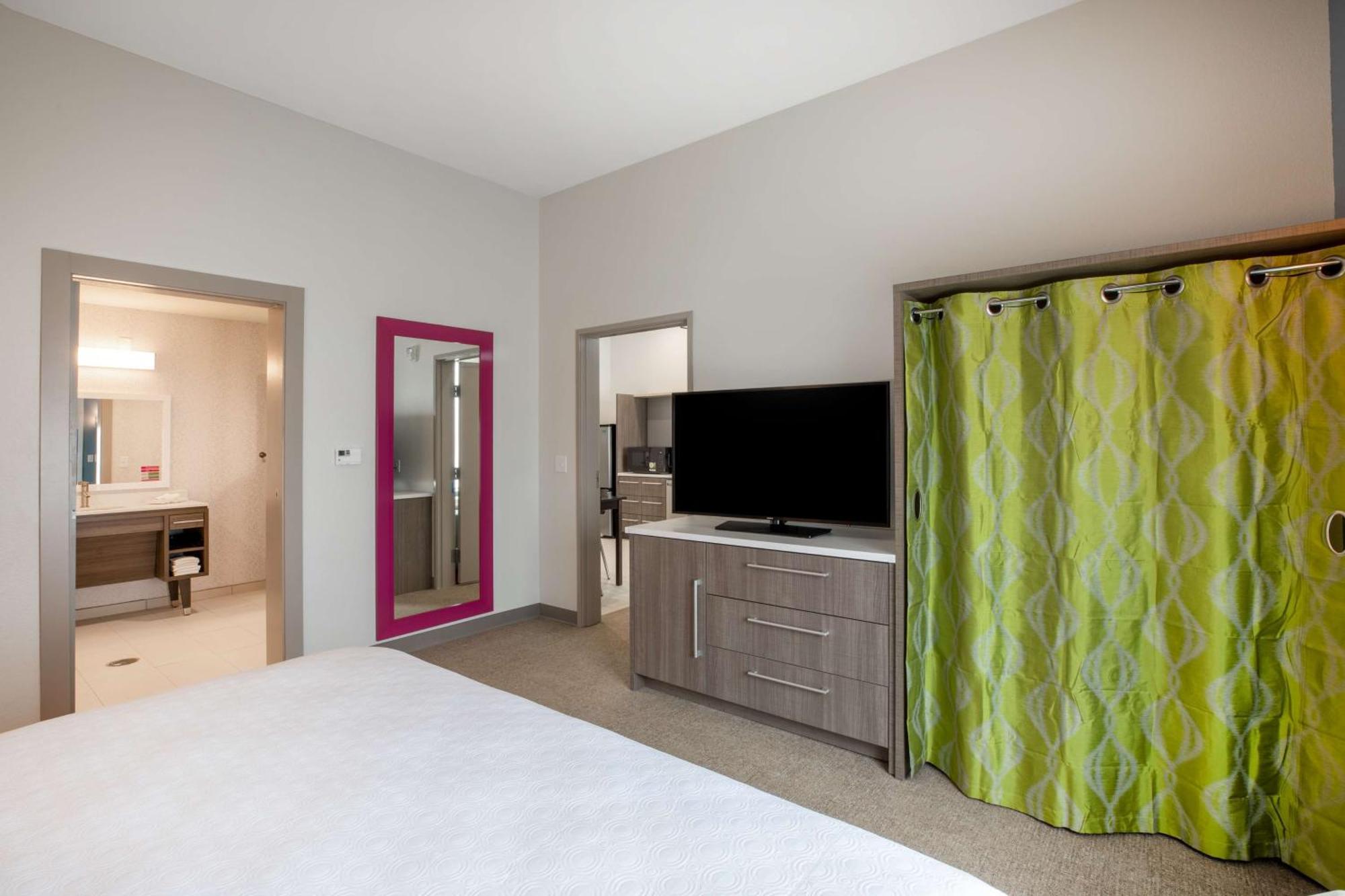 One-Bedroom King Suite - Non-Smoking