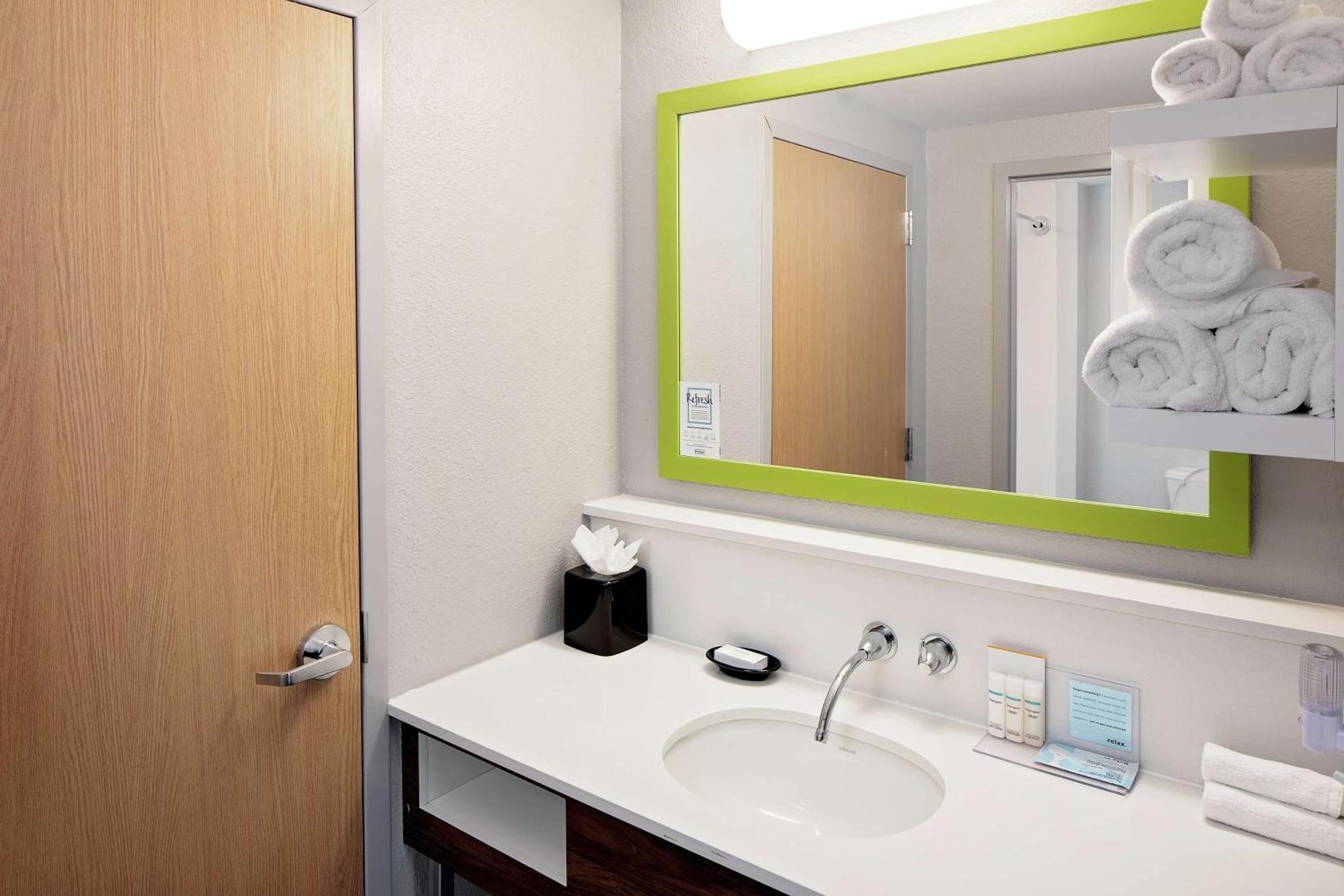 Non-Smoking King Suite Kitchen