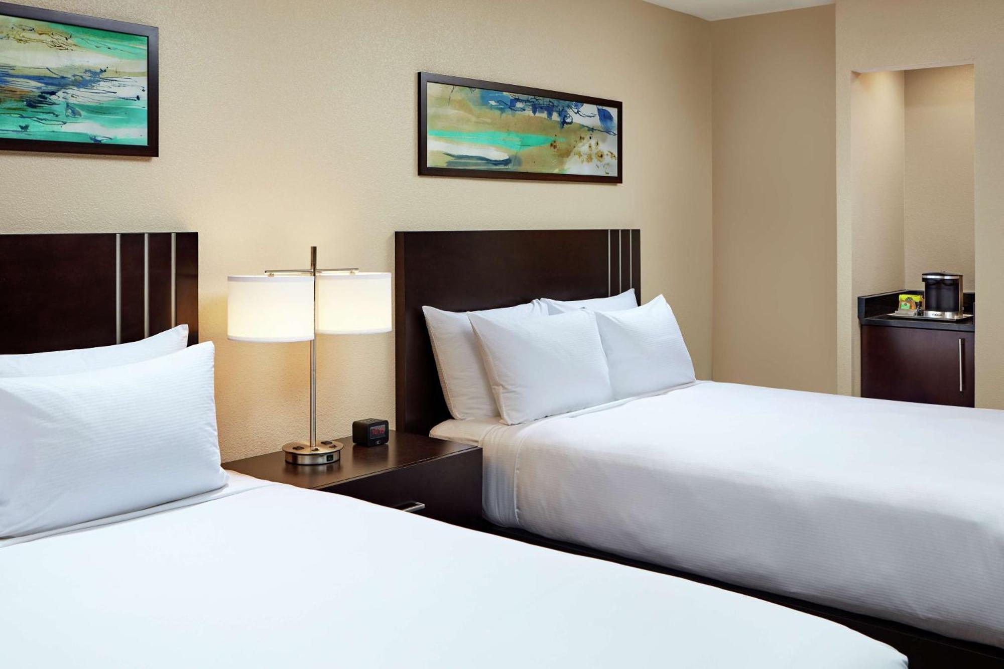 Double Room with Two Double Beds and Bath Tub - Mobility Accessible