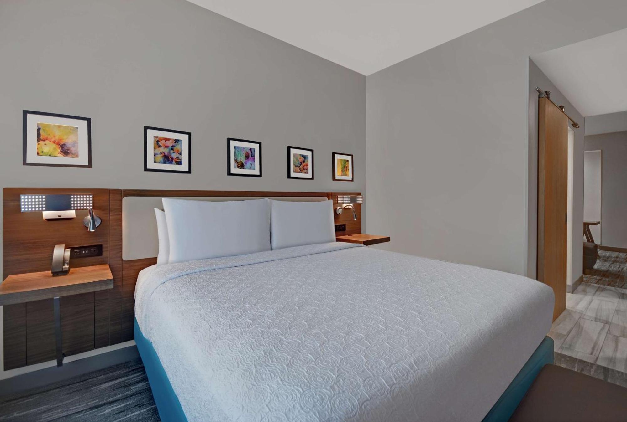 Junior King Suite with Seating Area,1557063340:JPEG