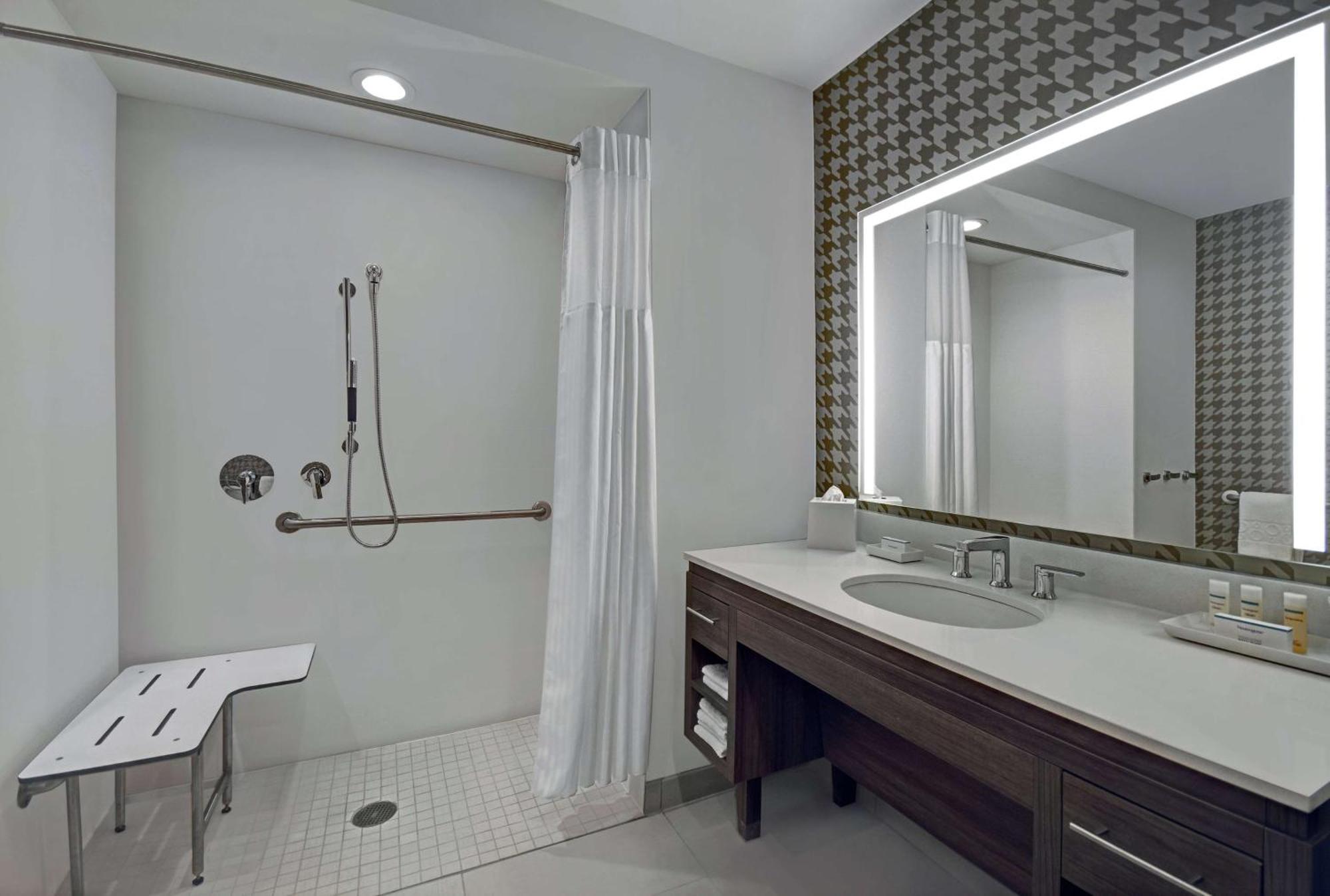 King Studio Roll Shower Disability Access or Non-Smoking