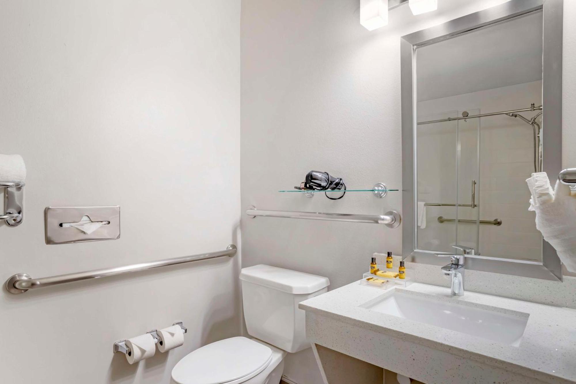 King Room with Roll-In Shower - Mobility Access/Communication Assistance,1598896832:JPEG