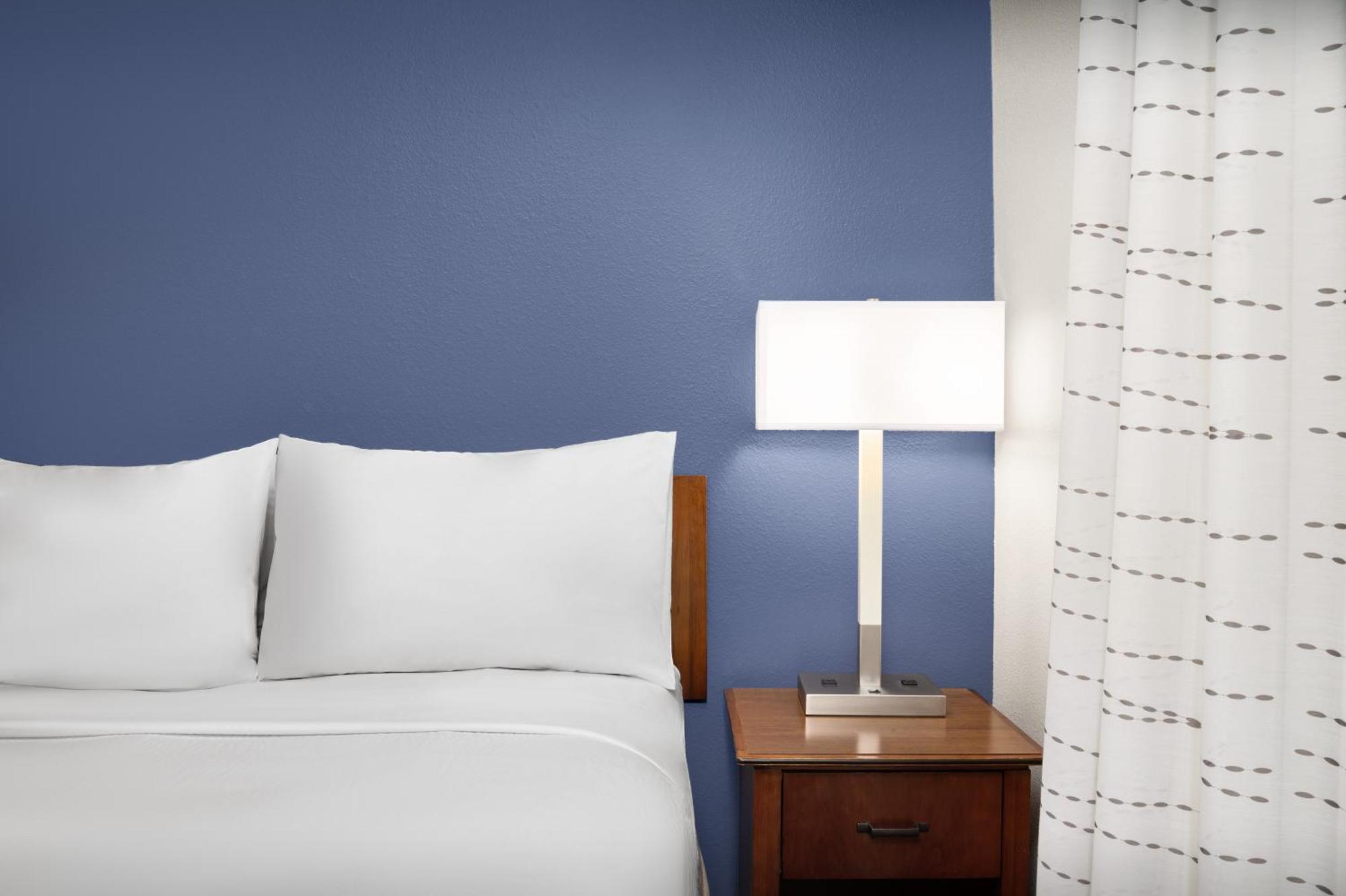 One-Bedroom Queen Suite,1609721736:JPEG