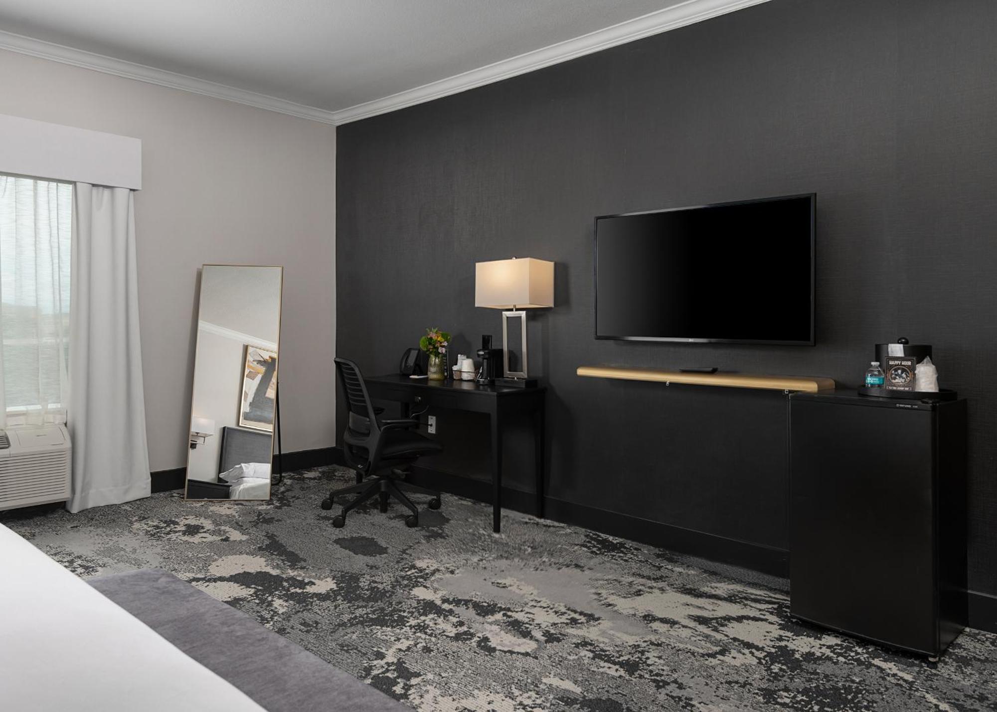 King Suite Mobility Access Tub