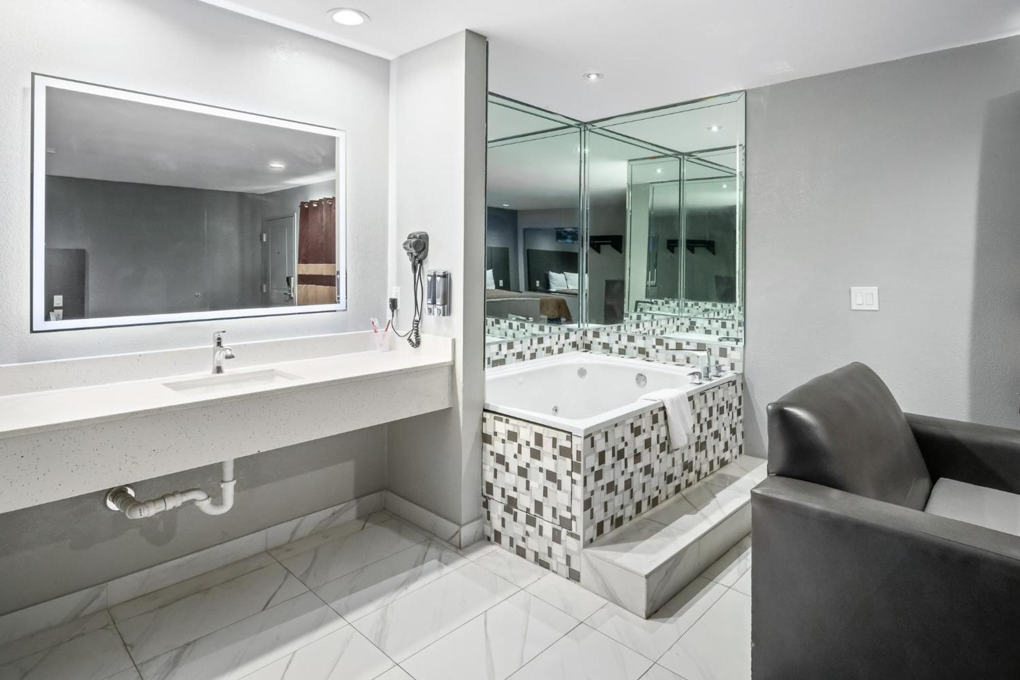King Room Spa Bath