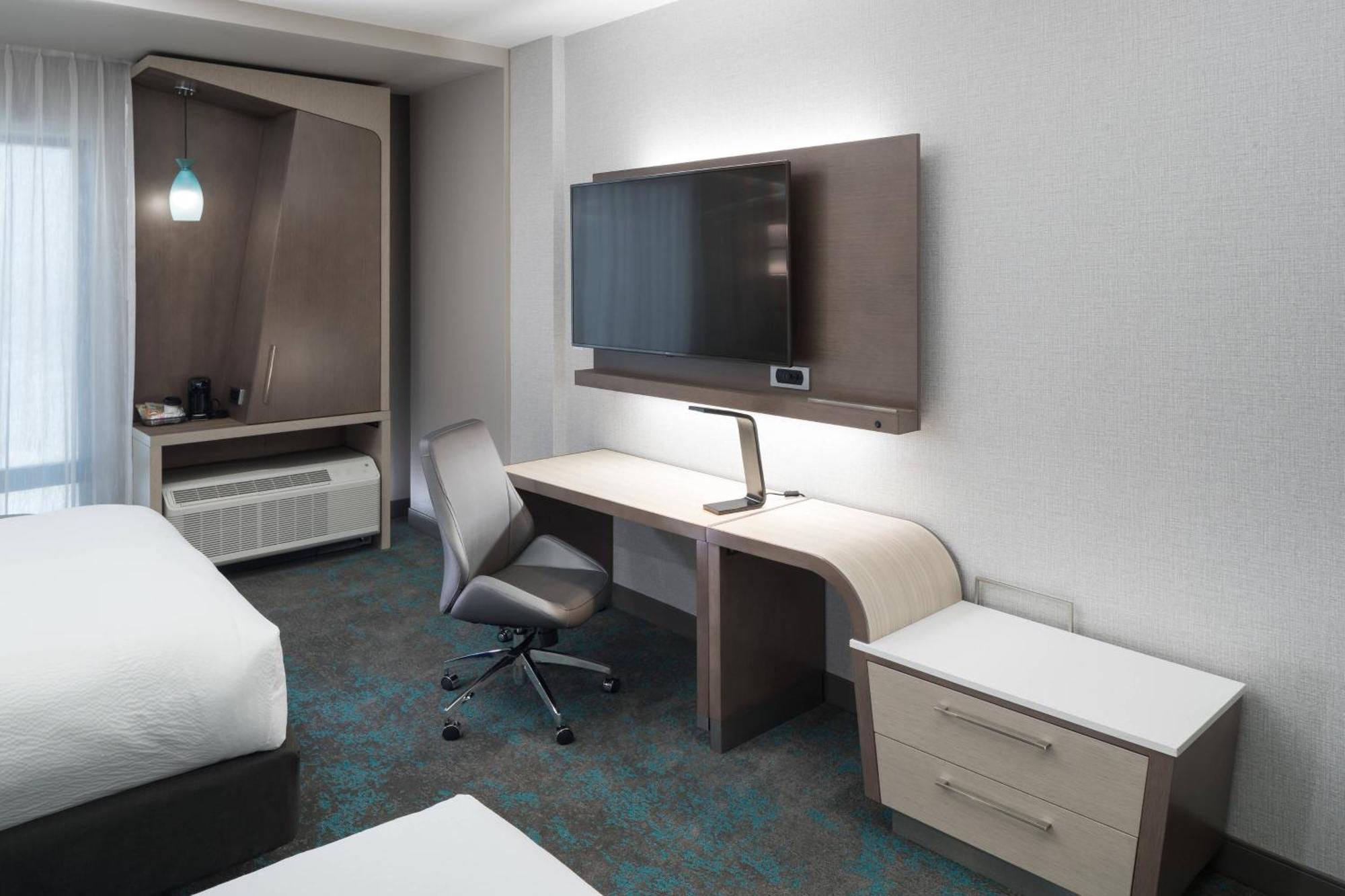 Queen Room Two Queen Beds Skyline View Hearing Accessible