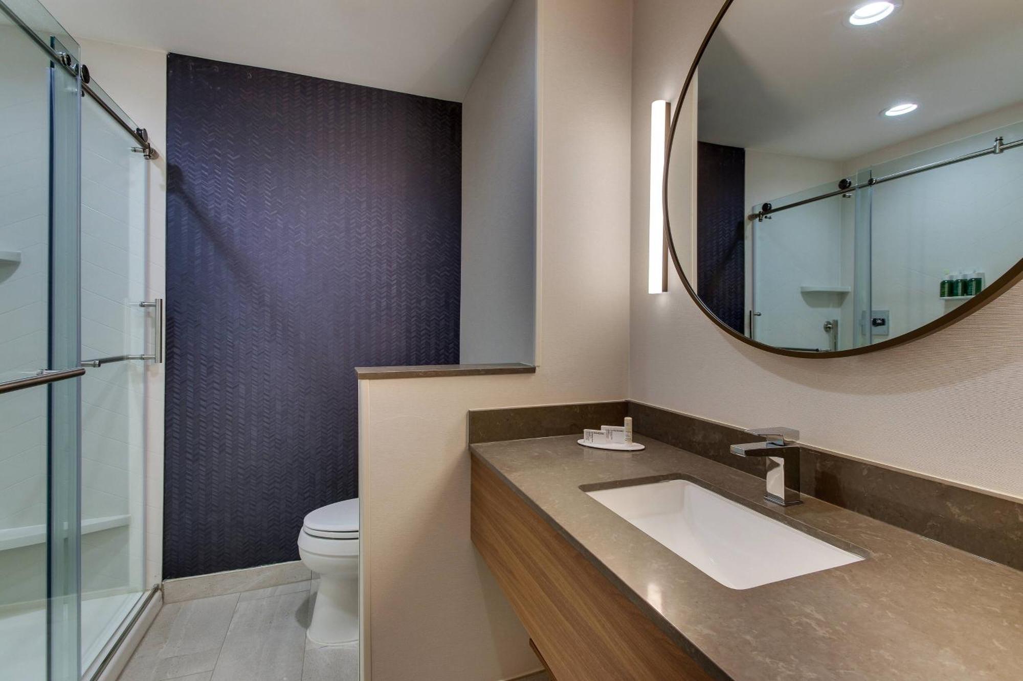 King Room with Adapted Tub - Mobility Accessible
