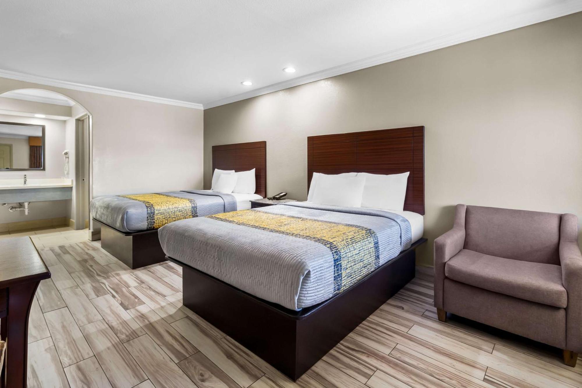 Queen Room Two Queen Beds Smoking