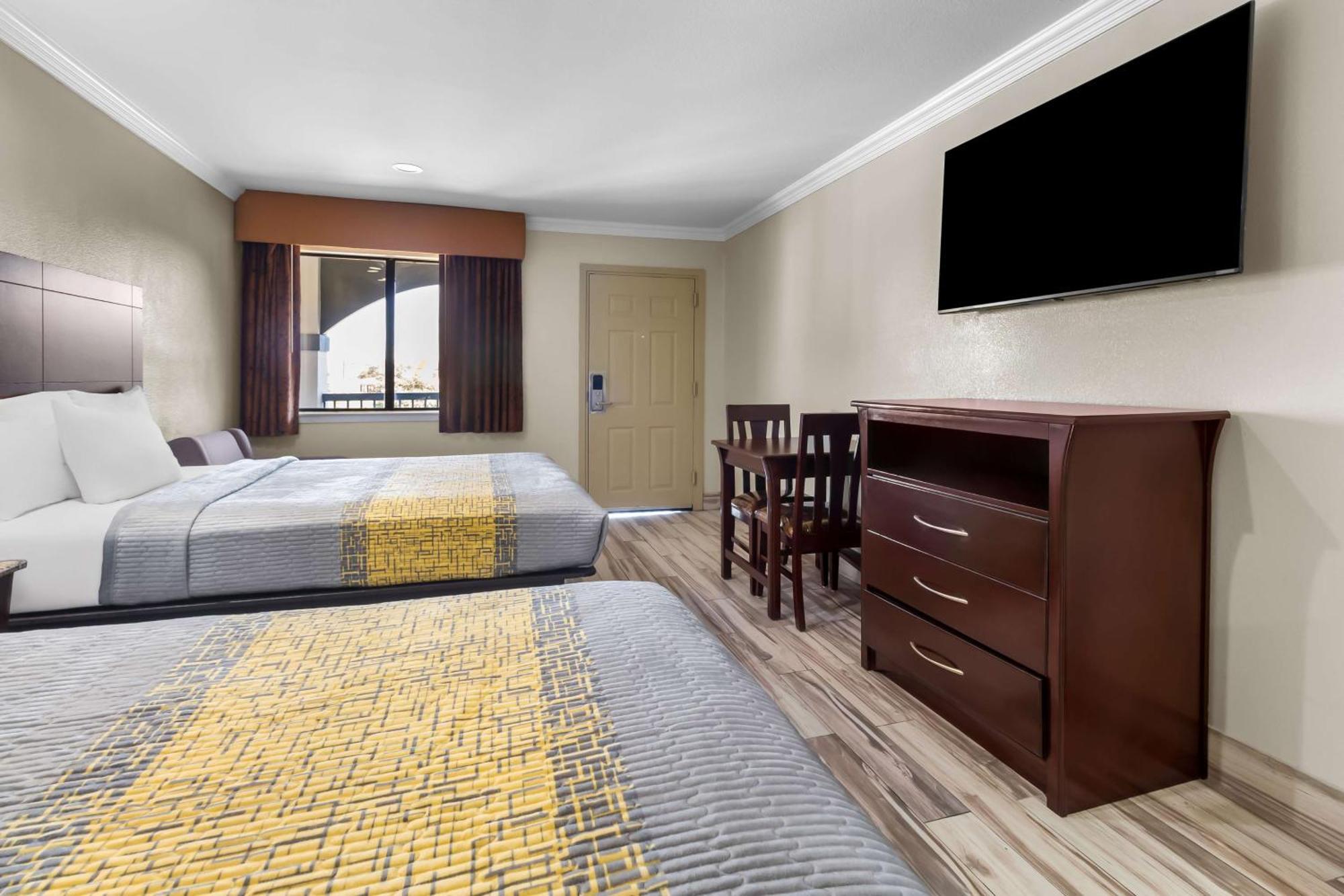 Queen Room Two Queen Beds Smoking