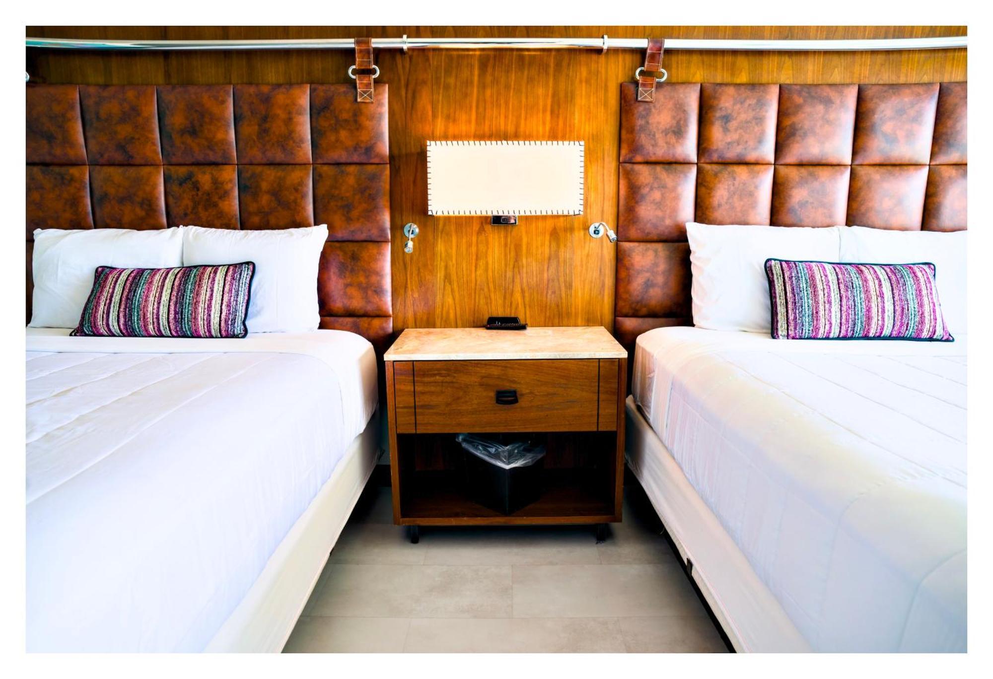 Queen Room Two Queen Beds Courtyard View