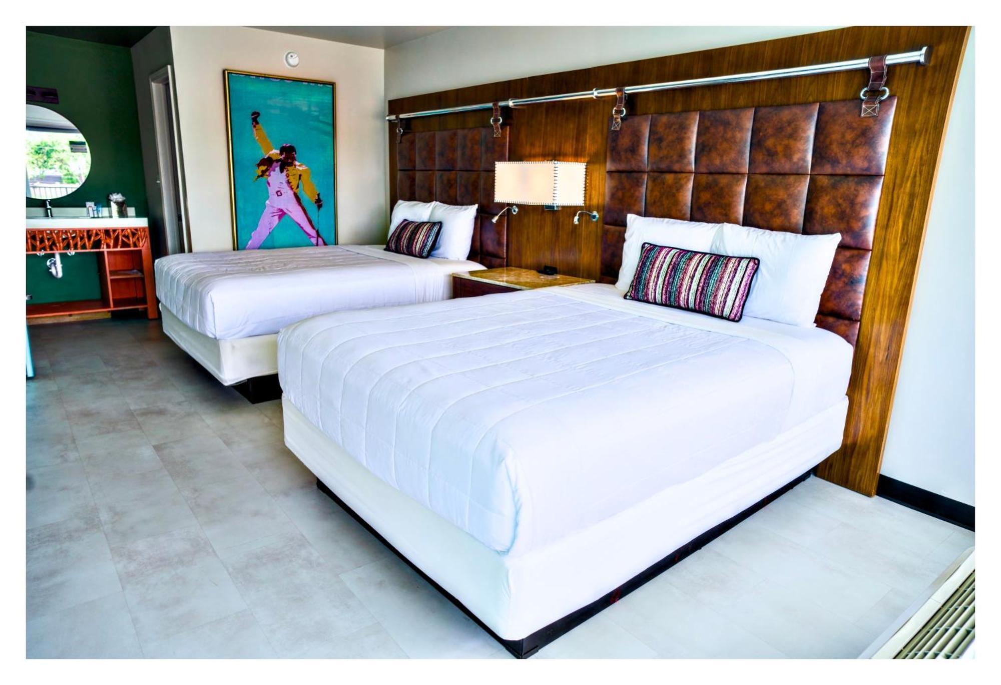 Queen Room Two Queen Beds Courtyard View
