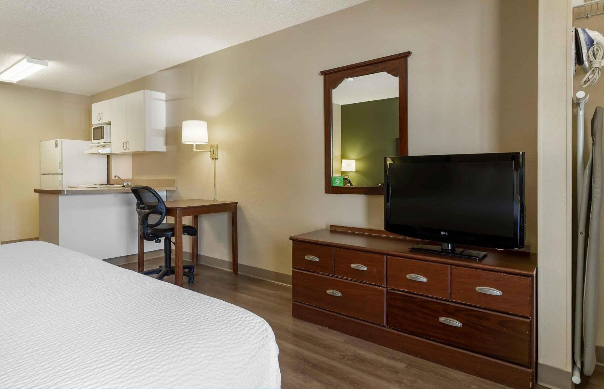 Studio 1 King Bed Non-Smoking