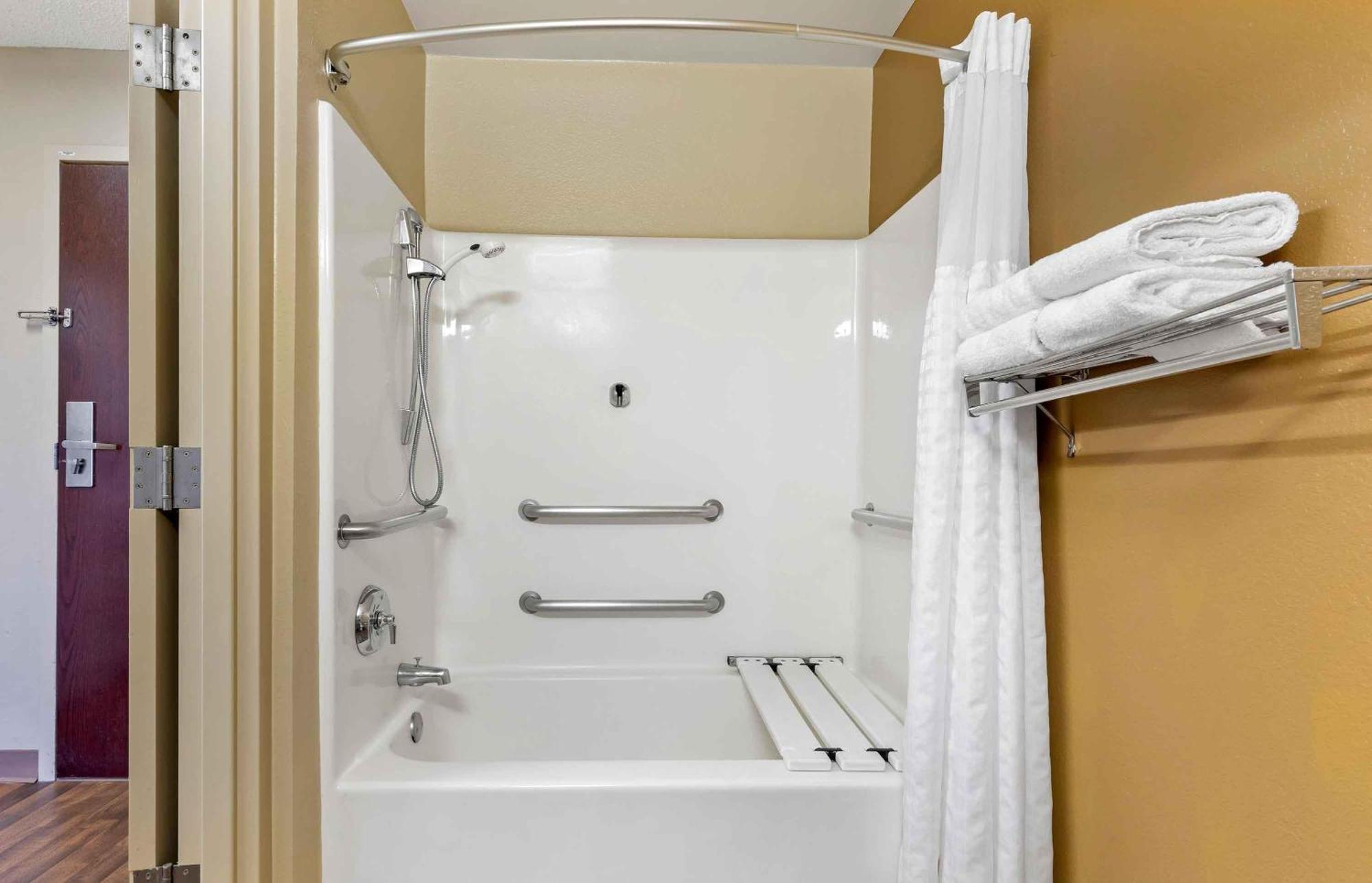 Queen studio with 1 Queen Bed - Disability Access/Non-Smoking