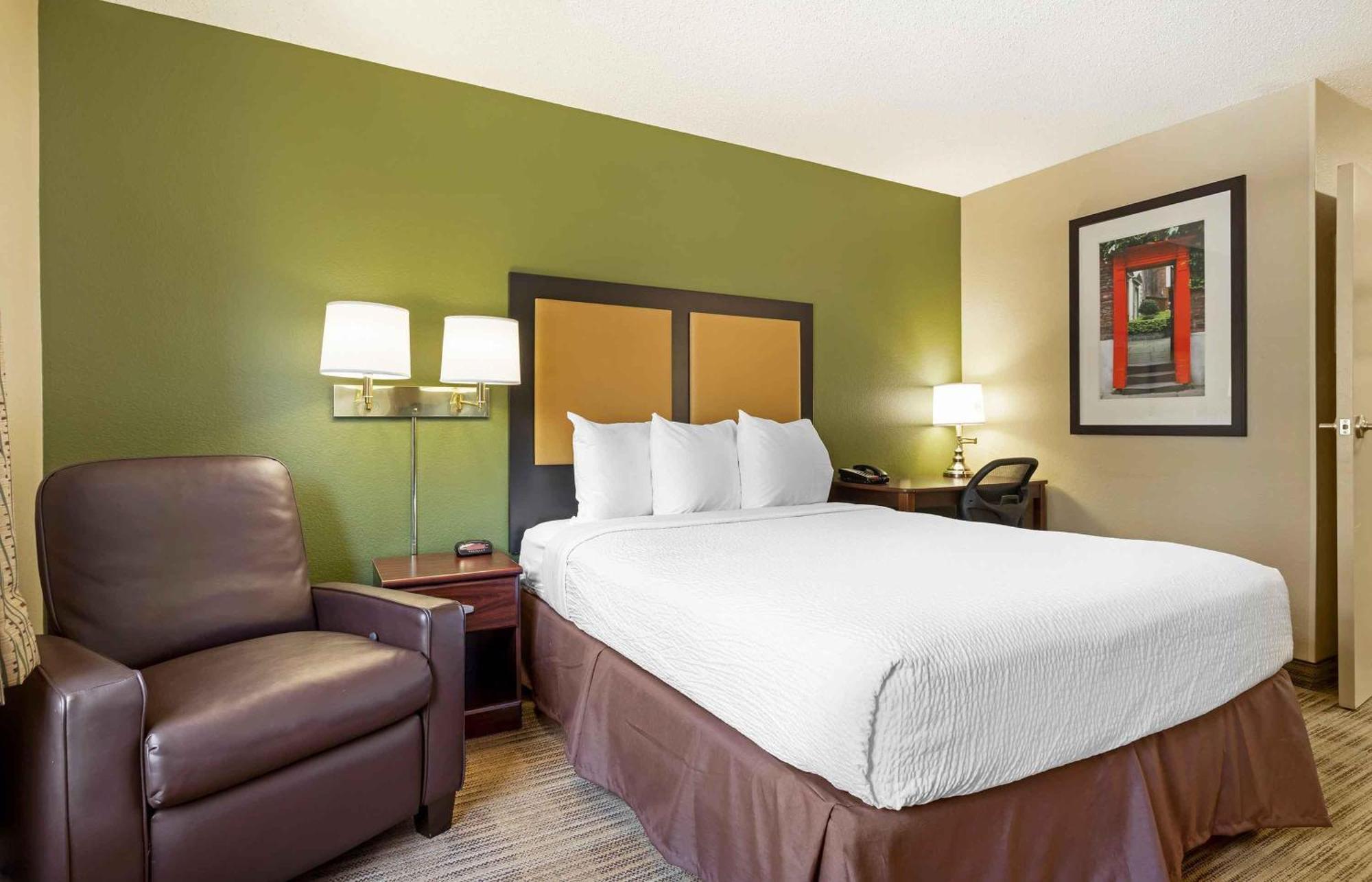 Queen studio 1 Queen Bed Disability Access or Non-Smoking