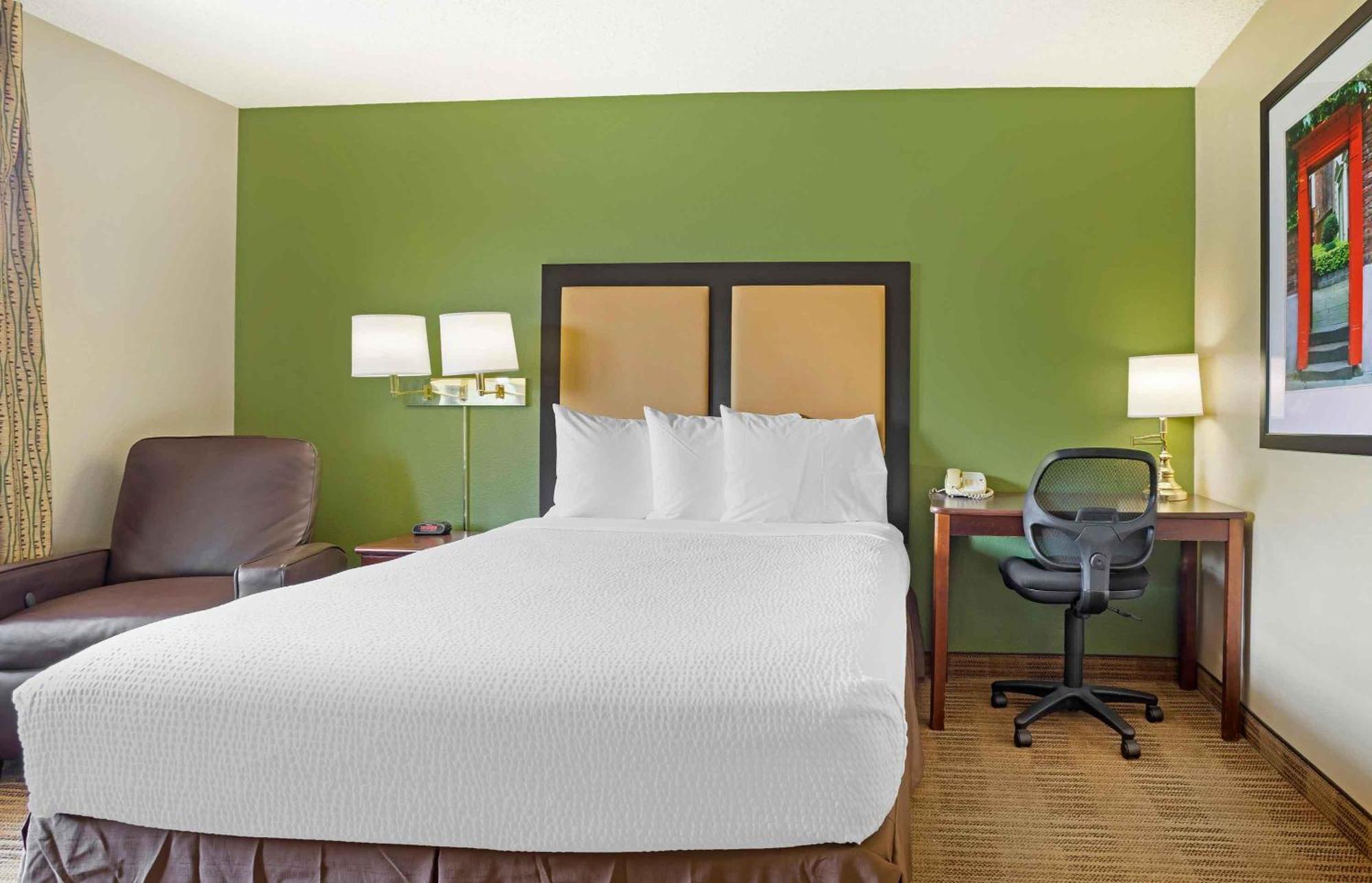Queen studio 1 Queen Bed Disability Access or Non-Smoking