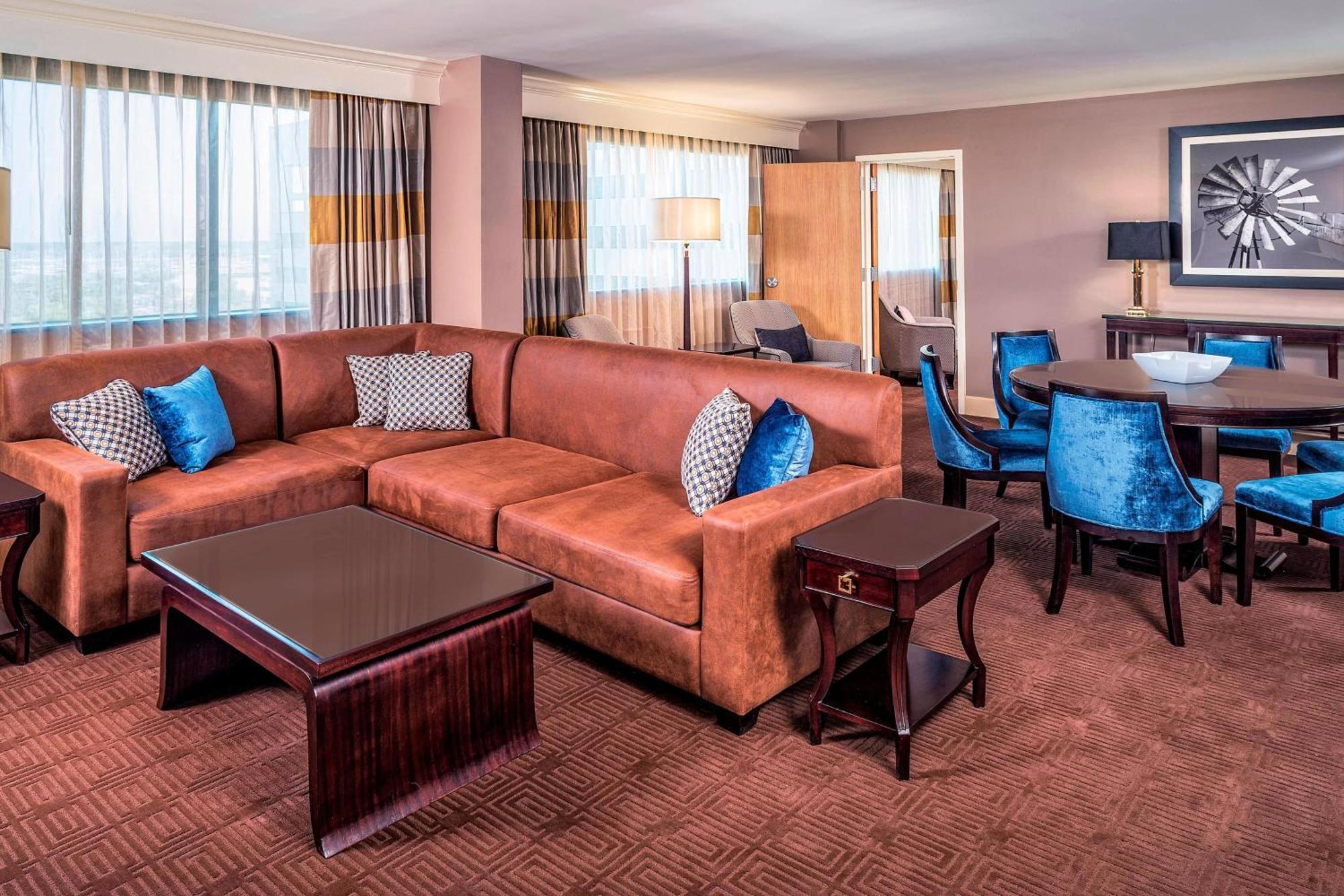 Club Level King Room Adapted Tub Mobility Accessible