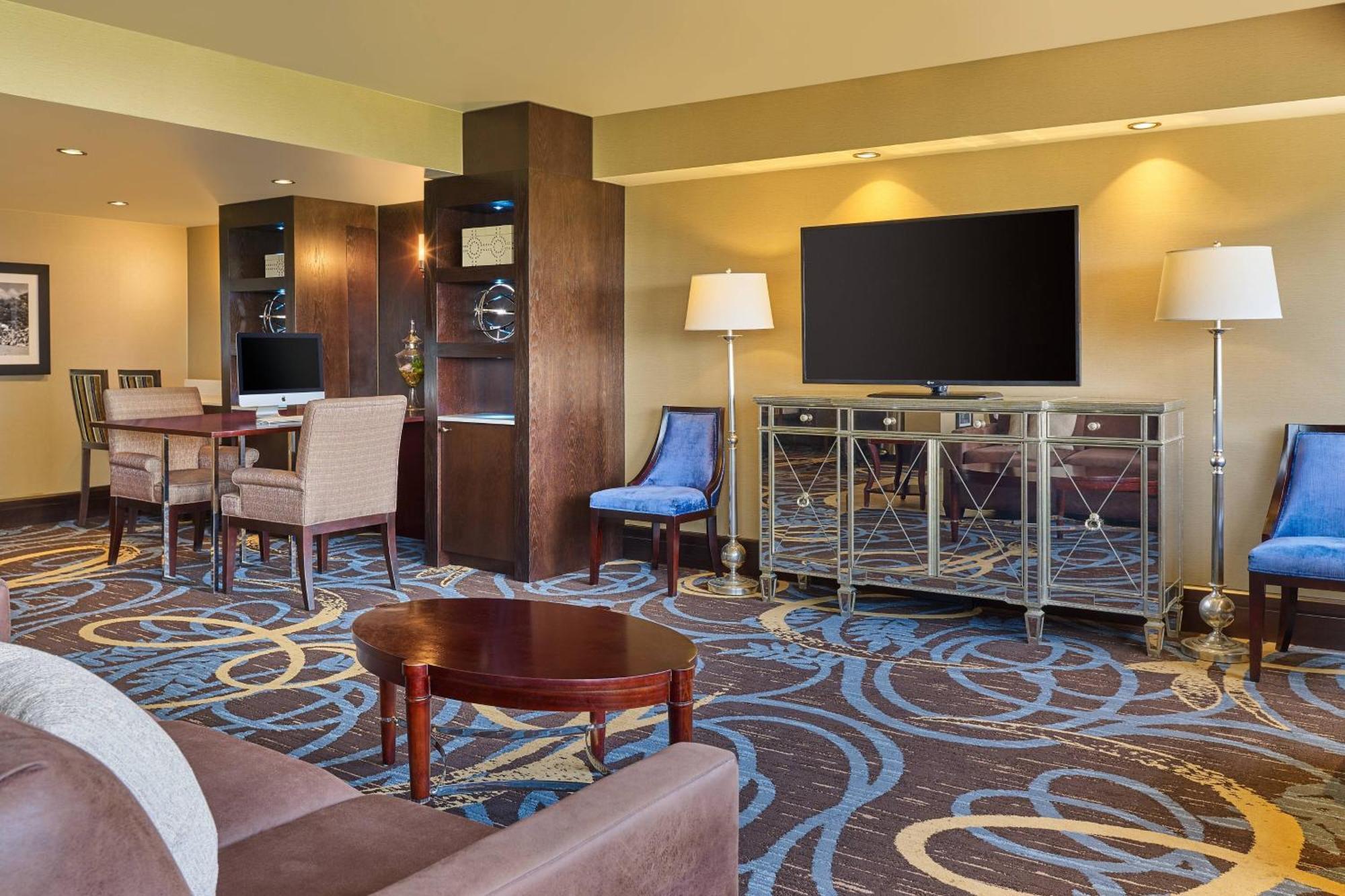 Club Level King Room Adapted Tub Mobility Accessible