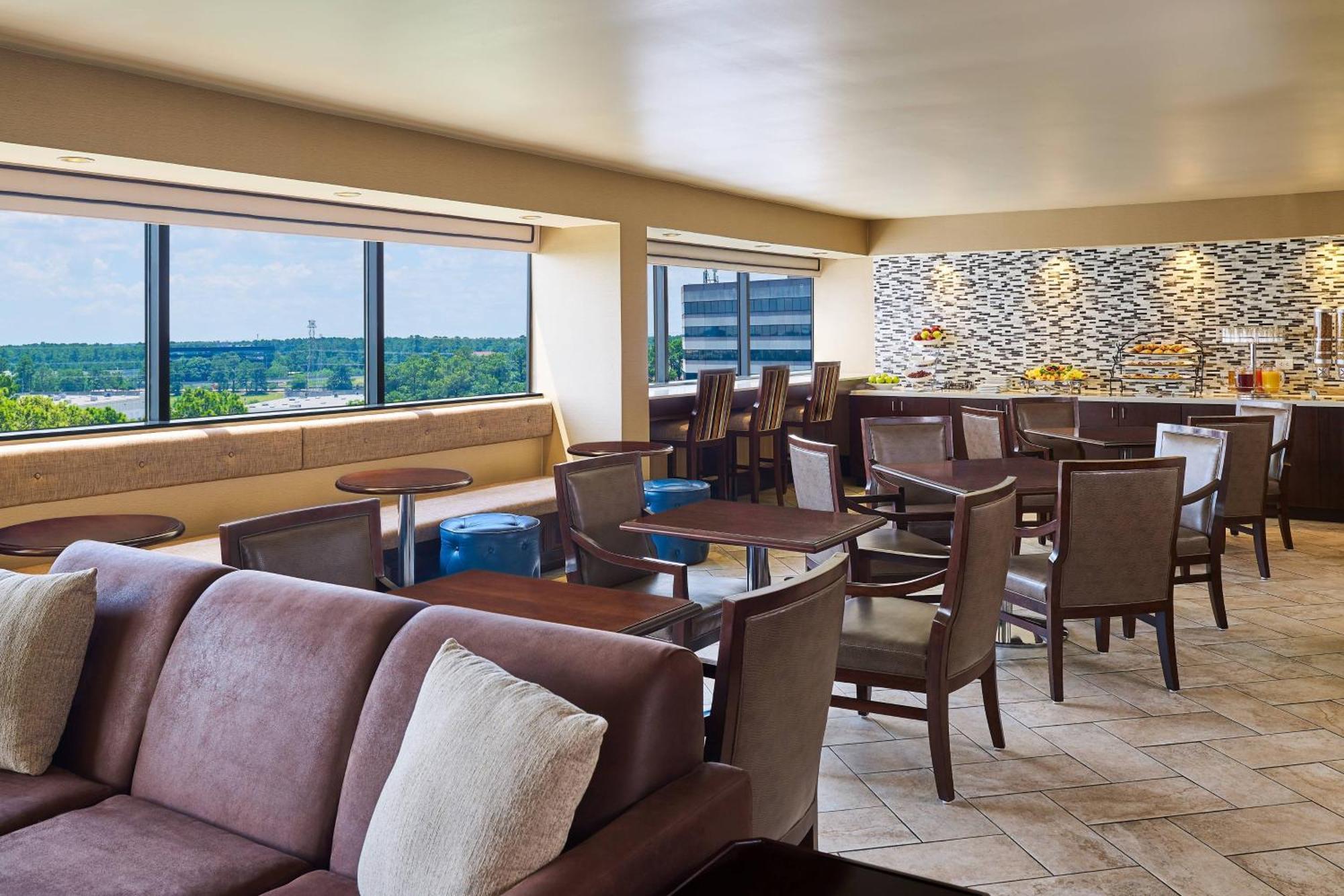 Club Level King Room Adapted Tub Mobility Accessible