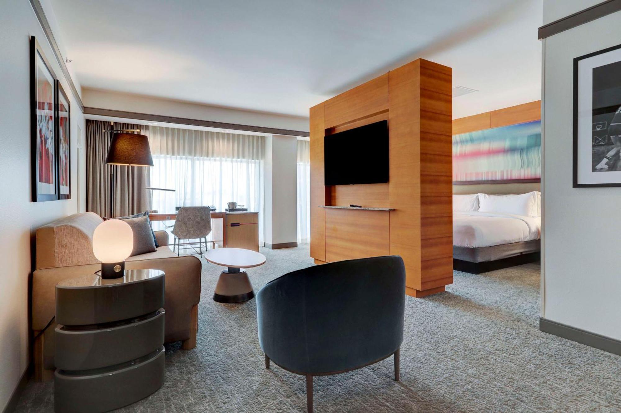 King Room with City View and Roll-in Shower - Mobility and Hearing Access