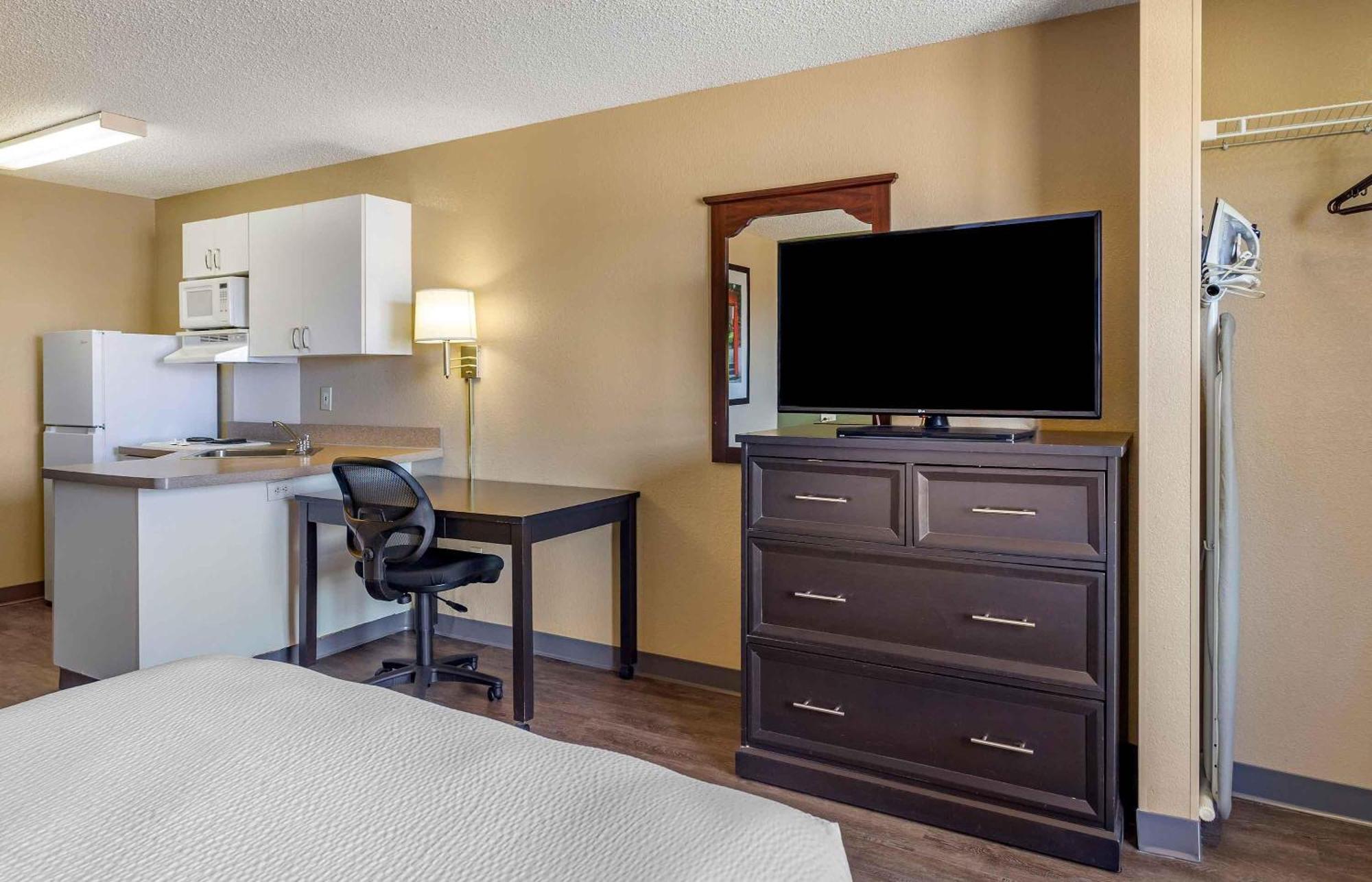 Queen studio 1 Queen Bed Disability Access or Non-Smoking