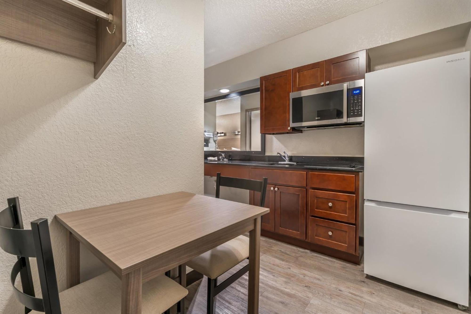 Deluxe King Room Kitchenette Non-Smoking