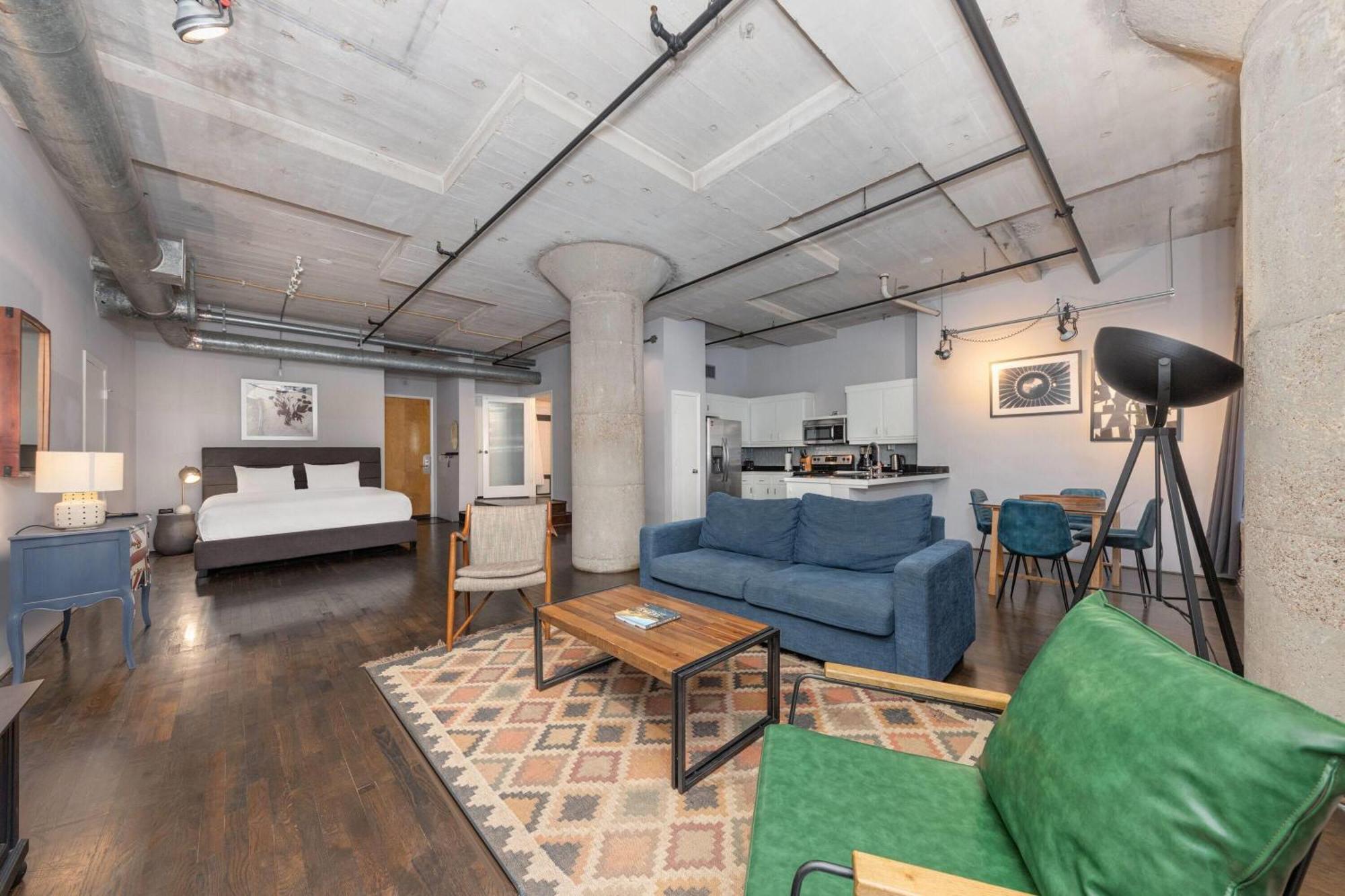 Deluxe Apartment Suite One King Bed Patio Access