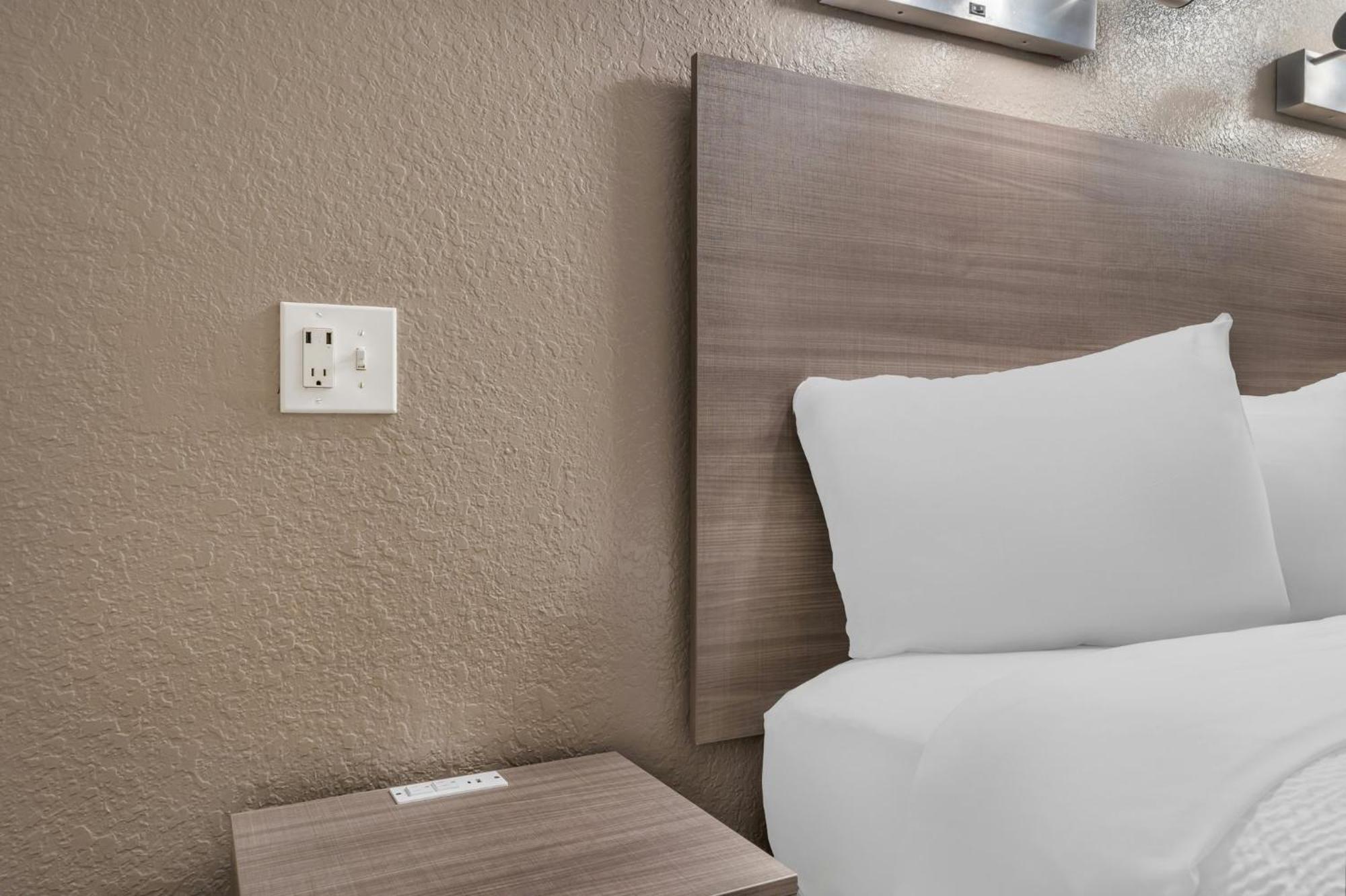 Deluxe King Room Kitchenette Non-Smoking