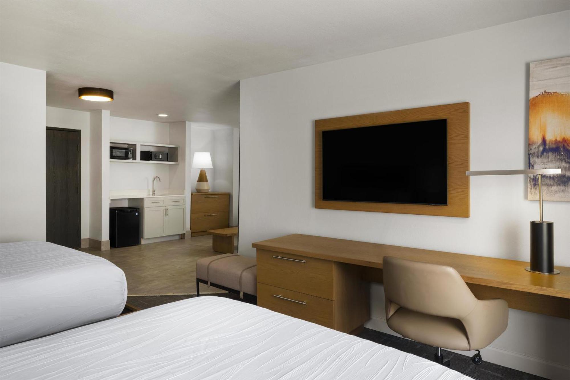 Queen Suite Two Queen Beds Sofa Bed Non-Smoking
