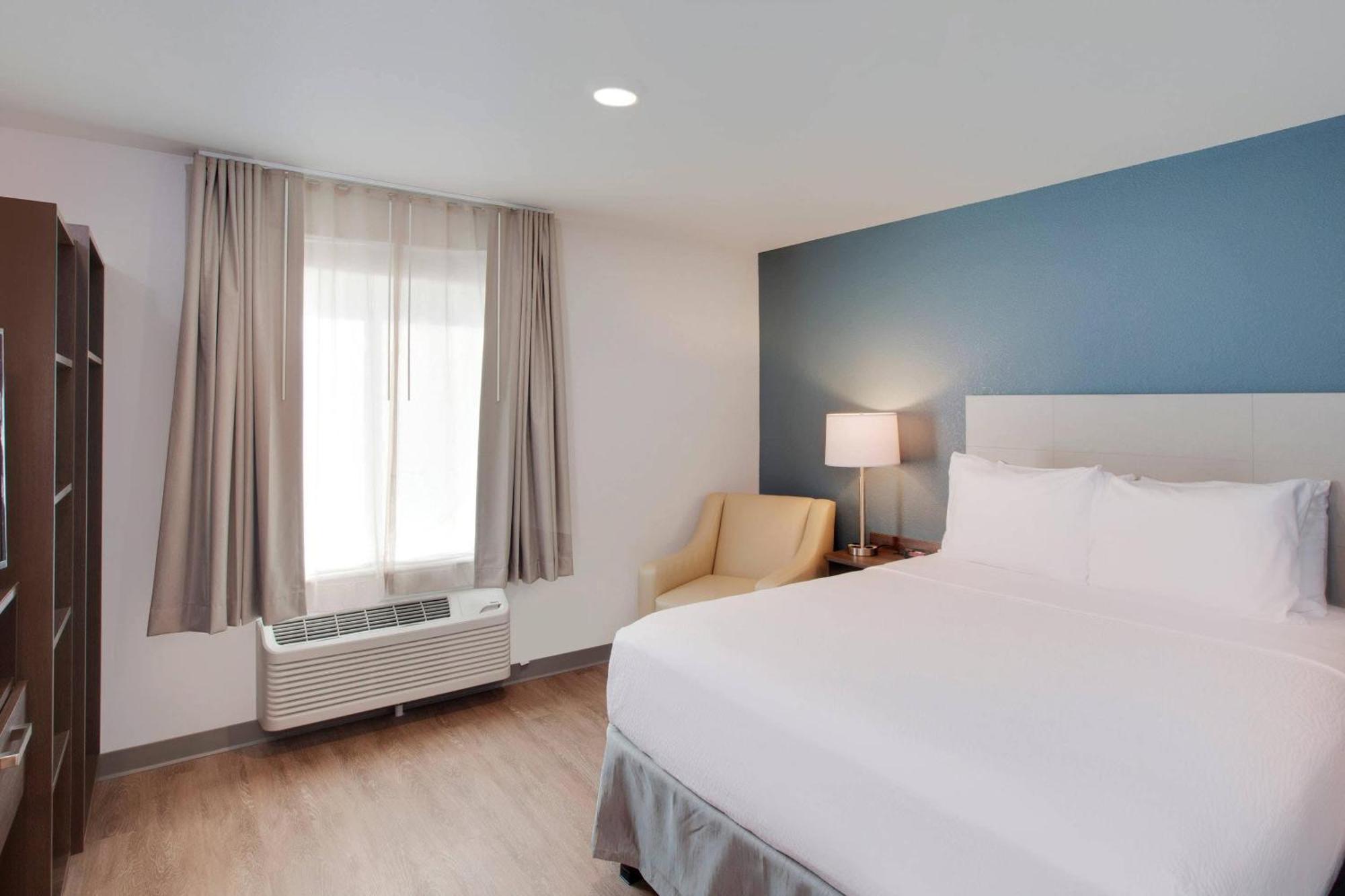 Queen Room Roll Shower Disability Access or Non-Smoking