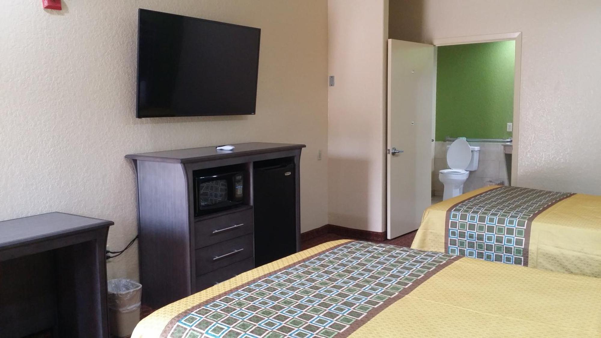 Queen Room with Two Queen Beds - Smoking