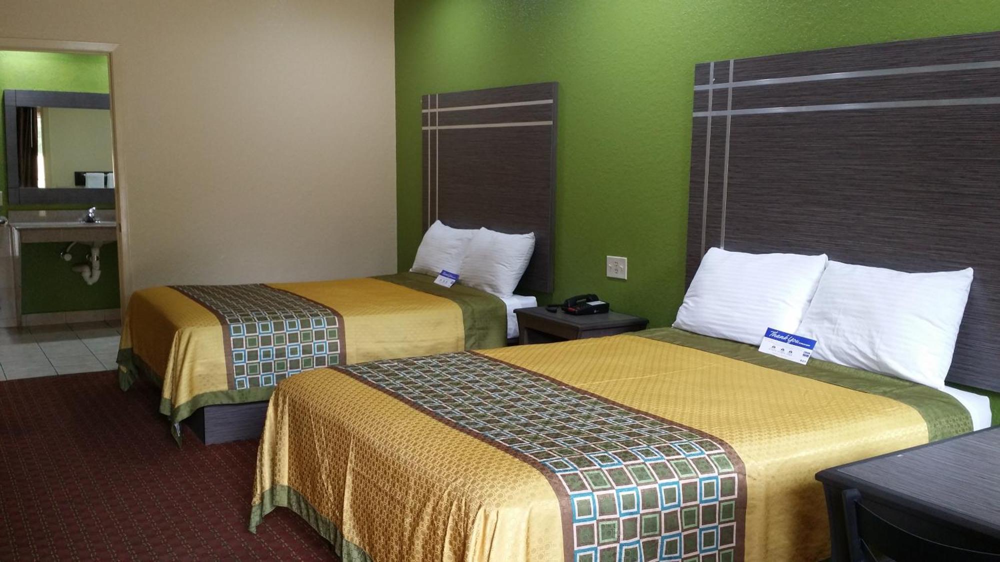 Queen Room Two Queen Beds Smoking