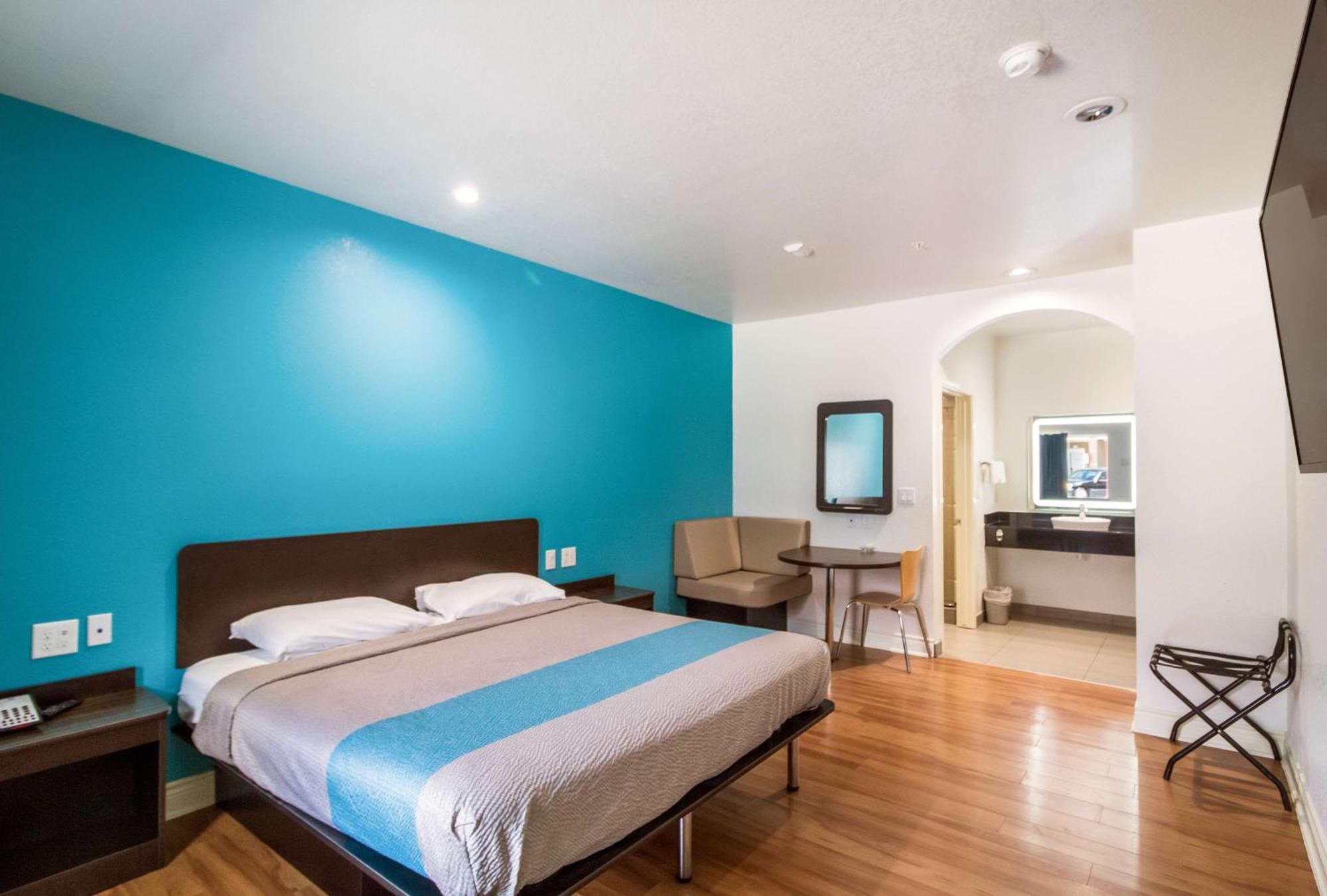 King Room with Roll-in Shower - Disability Access - Non-Smoking