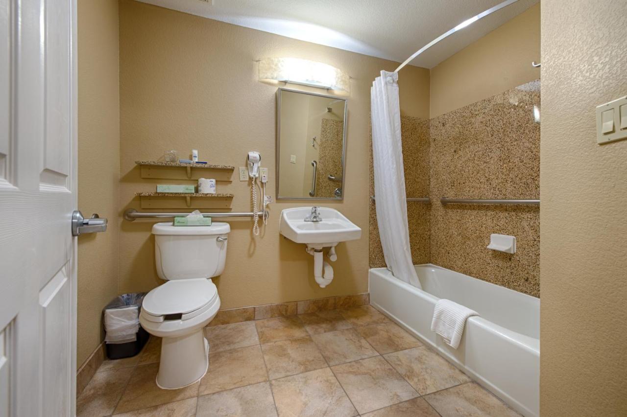 Queen Suite Roll Shower Disability Access or Non-Smoking