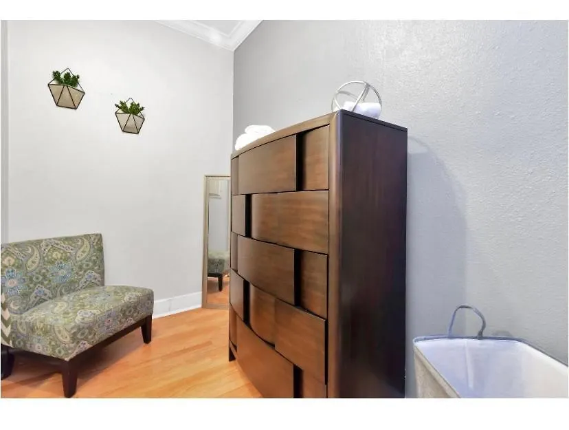 Cozy Downtown Studio By Toyota Center-1