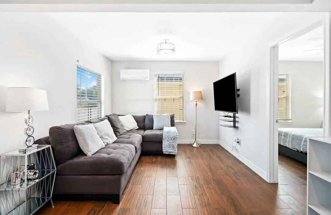 Stunning & Vibrant Apt 7 Min From Tx Med Center-1