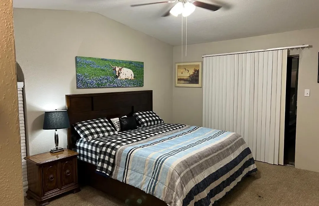 Beautiful 1-Bedroom Townhome With Nice Amenities-1
