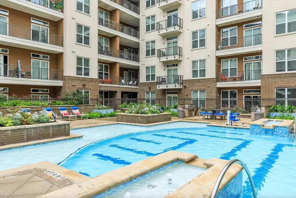Downtown Houston Gem: Parking Pool Wifi Sleeps 4-1