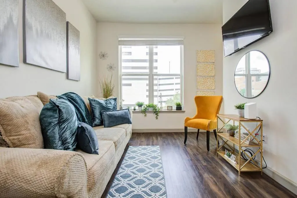 Luxury Living Downtown Houston Kingbed.-1