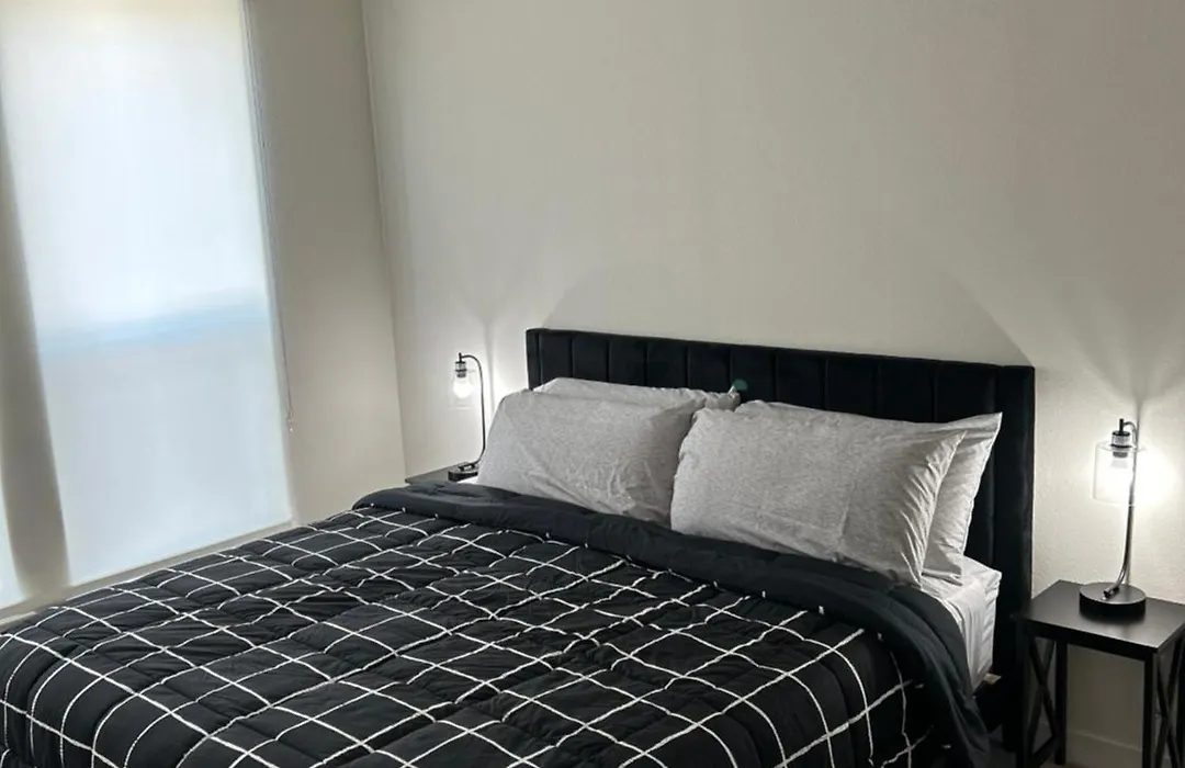 Luxe Mid-Downtown Apartment-1
